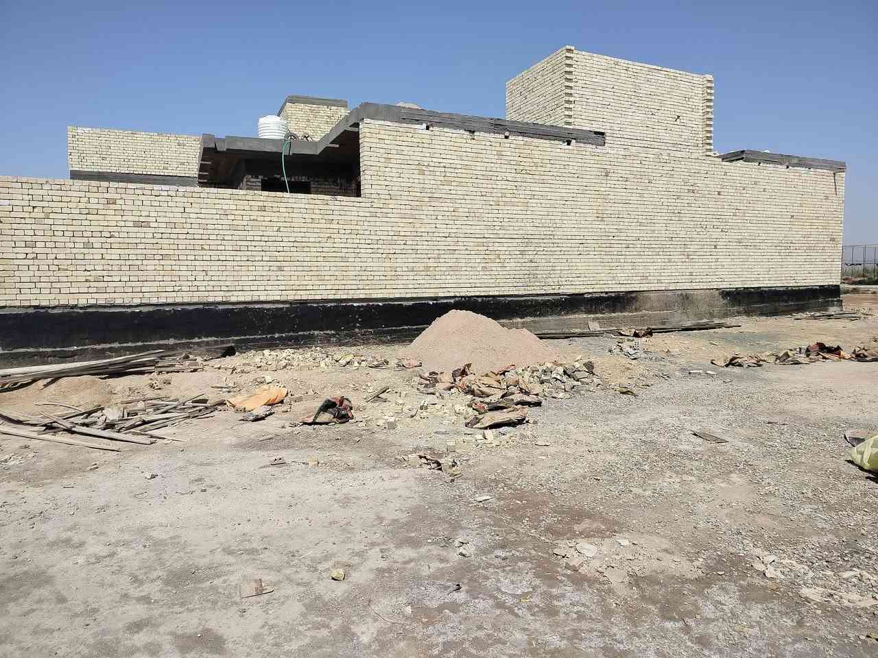 السلام عليكم بيت البيع المساحه ٢٠٠م يحوي على غرفتين ومطبخ وصاله وستقبال على فرع ابو الماش يم صيطره القديمه يبعد عن شارع ١٥٠م مكلف بل نشر  ***********
