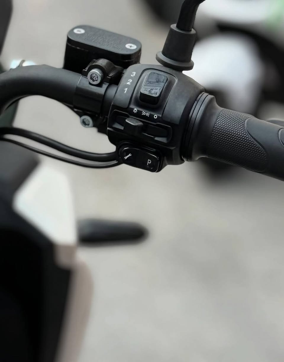 السعر: مليون ٦٠٠ 
البطارية ليثيوم
بطارية 72 فولت - 604 42Ah
مزودة بكارت ذكي لعرض معلومات البطارية
المحرك (الملف):
ملف نحاس مطور
قوة 2000 واط
قياس شفت الملف: 27
قياس أطار الملف: 12
الشاشة :
شاشة ديجتال حديثة
قارئ شحن واضح
الأداء:
السرعة الفعلية : 80 - 85 كم/س حسب الوزن
تتحمل أوزان لحد 300 كغم
الأنظمة الذكية
نظام الرجوع للخلف
مثبت سرعة
بلوتوث
ثلاث سرعات
نظام التشغيل:
بصمة
کارت
مفتاح
منفذ USB للشحن
الإضاءة:
لايت أمامي عدسة قوية جداً
الراحة والتجهيزات
ستان جانبي
ستان تعليم
صفاحيات للراكب الخلفي
لايت عالي + ناصي
الضمان:
سنة كاملة ضمان
على الملف
على العقل
على البطارية


**إذا كنت صاحب هذا الإعلان وتريد حذفه لأي سبب، رجاءا أرسل رسالة إلى الدعم الفني**