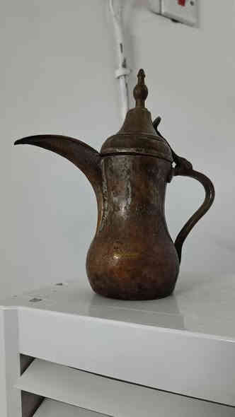 مساكم الله بالخير والبركه 🇮🇶🕊️🇮🇶 دلة بغدادية قديمه جدااا قياس 25سنتم تزينت بختم صانع الدلة العراقيه الاصيله سيد صالح بغداد نظافتها تامه وموضحه في الصورة للاستفسار خاص او الاتصال على الرقم التالي ***********أخوكم كرار الشيخ
