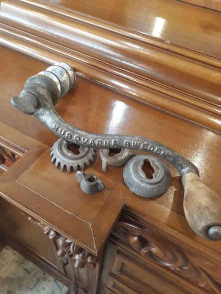 السلام عليكم مكينة لحم يدويه صناعه سويديه مع كل ملحقاتها غير مستخدمه متروكه العنوان  للاستفسار الاتصال على الرقم ***********
