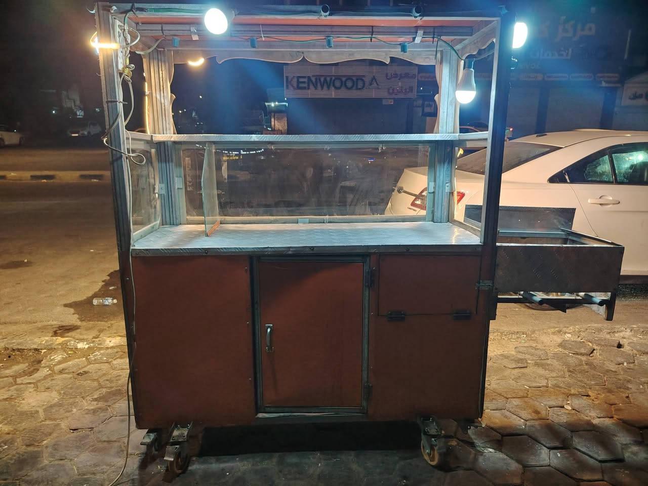 للبيع هي و غراضها ب 300 ألف
بغداد ***********

