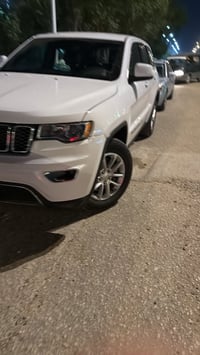 جيب كراند شيروكي امريكي  موديل 22لون ابيض رقم بغداد  مواصفات   محرك  V...