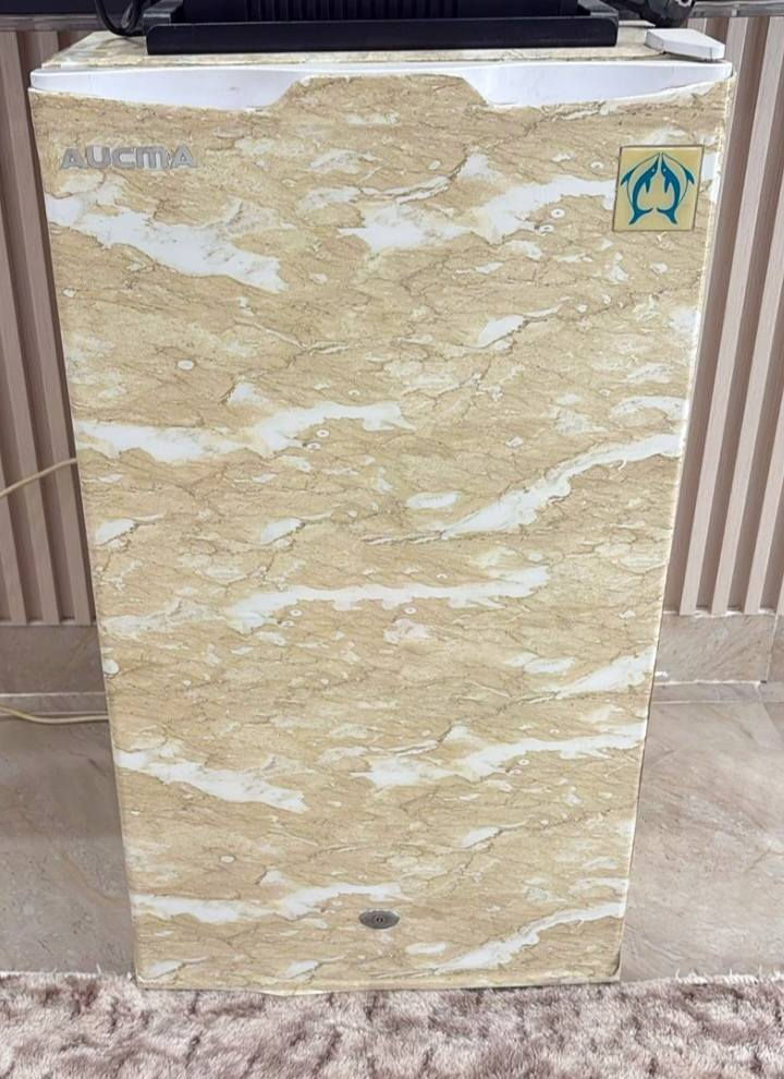 ثلاجة صغيره نظيفة وشغاله
لونها ابيض مغلفيها احنه
السعر ٦٥ الف وبي مجال
الشراي يتصل ***********
