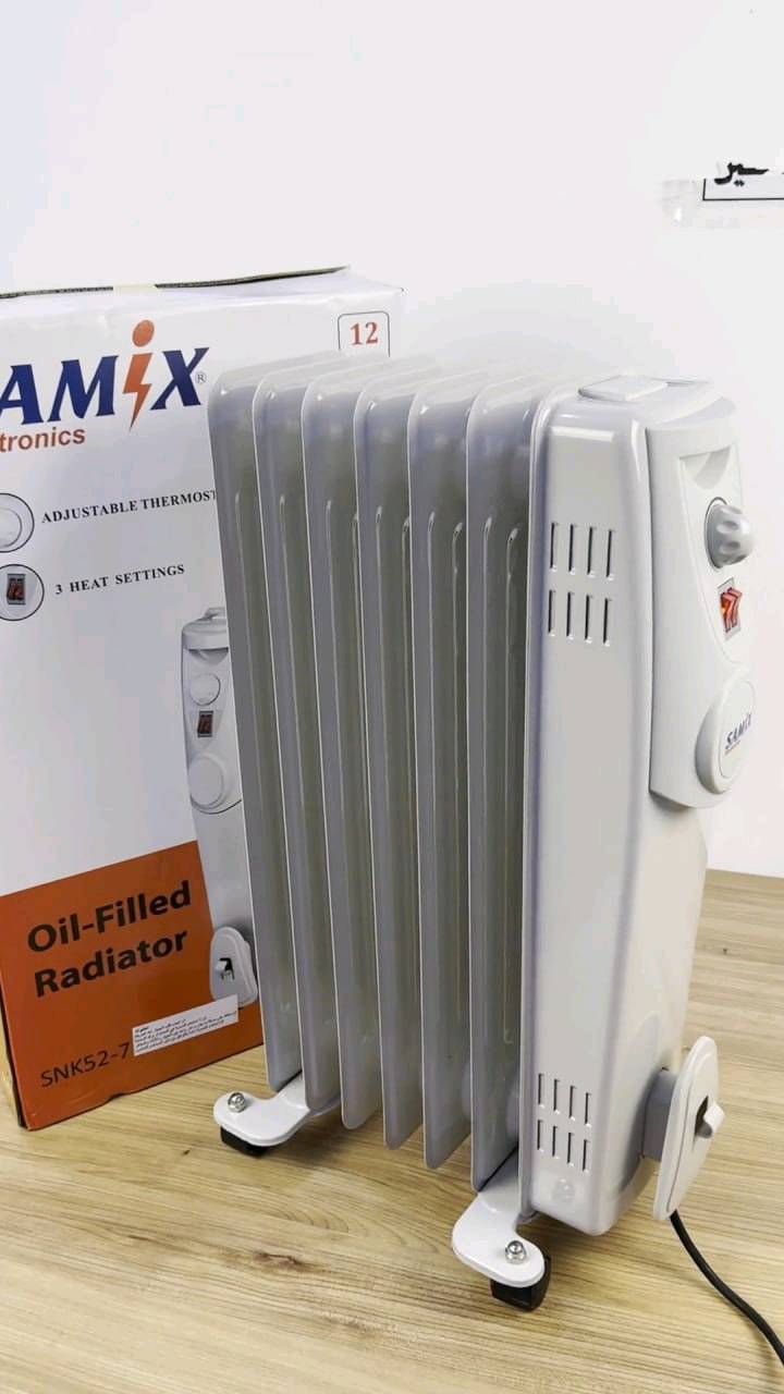 مدفأة زيتية من ساميكس، مشغلة بالزيت وتحتوي على ثيرموستات قابل للتعديل مع 3 إعدادات للحرارة. مثالية لتدفئة الغرف طيلة الشتاء. الهيكل معدني متين مع عجلات لسهولة التنقل بين الغرف. تأتي مع ضمان لمدة 12 شهر، مناسبة للمنازل والمكاتب.