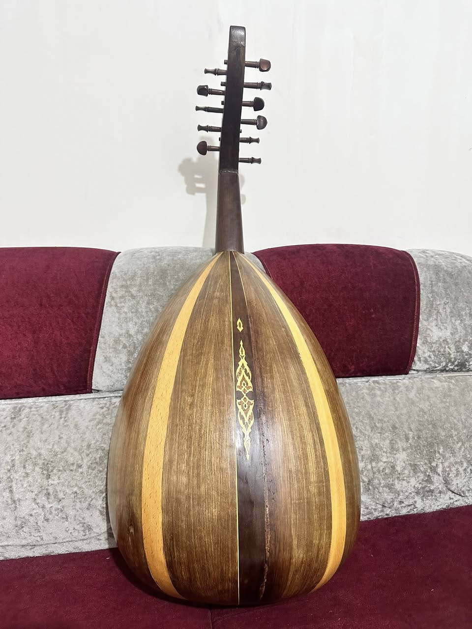 سلام عليكم عود عراقي للبيع مكتوب الصانع نجم عبود مصنوع سنة 1998 مصلح ضهر وشمسية *********** مكاني الانبار
