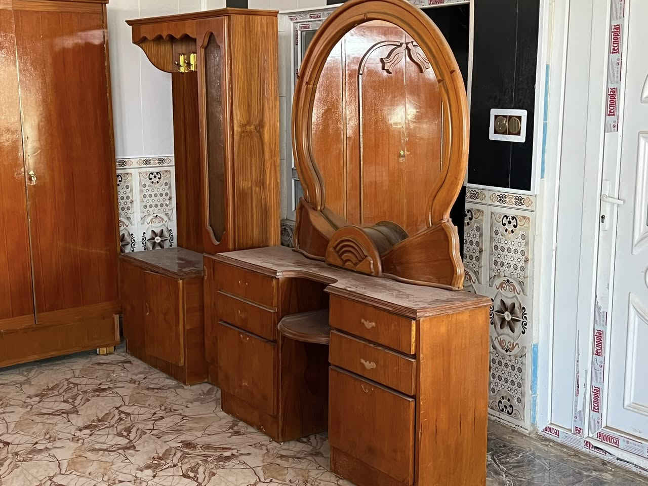 السلام عليكم غرف اخشاب مستخدمه لبيع السعر 500 وبيها مجال 
العنوان محلات الحنشول السده
***********
***********
