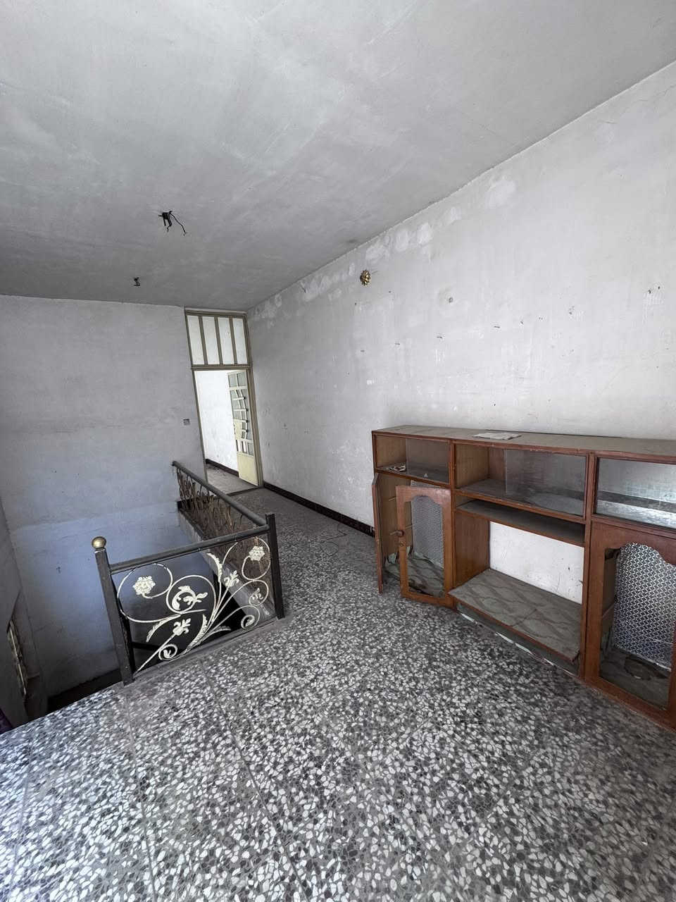 سلام عليكم بيت للبيع مساحه 100 متر طابق ونص منطقه الحسينيه السكلات ل13 قرب شارع المدراس علمنا ان سعر 60 مليون قابل للتفاوض الاستفسار على رقم ***********
