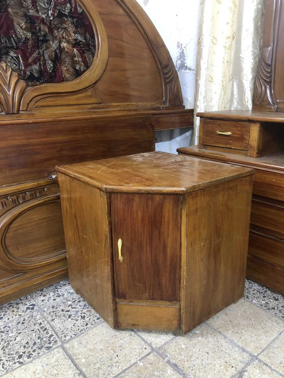 غرفه اخشاب كامله سعر700 ونضيفه العنوان مدينه الصدر بغداد الرقم
***********
