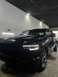 Ram 1500 LARAMIE 4*4 2023 ٣٢.٠٠٠ميل سياره ٤ ويل شاشه تيسلا بجم ليمتد ب...