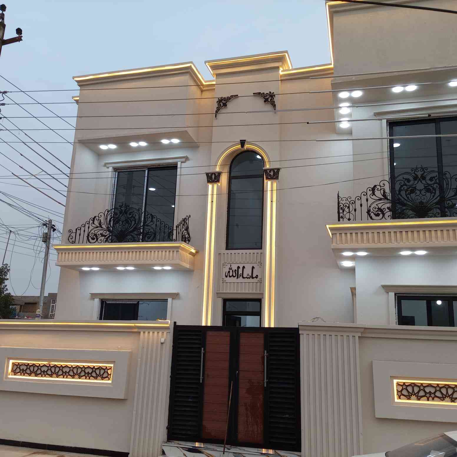 السلام عليكم دار للبيع في المدائن منطقة البانروما المساحة 130 متر طابو ملك صرف ركن مقابل المدرسة للاستفسار اكثر يرجى الاتصال على الأرقام الموجوده او مراجعة المكتب 
***********
