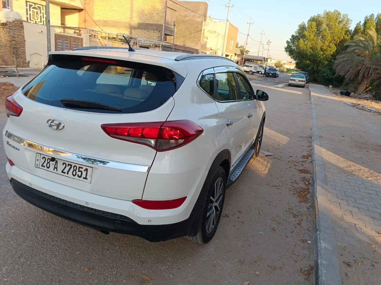 توكسان خليجي موديل١٧ مكفوله من الصبغ والتبديل فقط بارد باب سدر مري شفط حساس خلفي لدنهاري وباقي المواصفات معروفه شرط بسمي هزه وسنويه ورقم جدد ماشيه 120الف مكينه وكير وحداديه على شرط السياره ستخدام شخصي جديده بمعنه الكلمه ***********السعر165وبيه مجال

