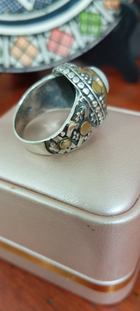 A beautifully crafted taper ring crowned with a pearl


**إذا كنت صاحب هذا الإعلان وتريد حذفه لأي سبب، رجاءا أرسل رسالة إلى الدعم الفني**