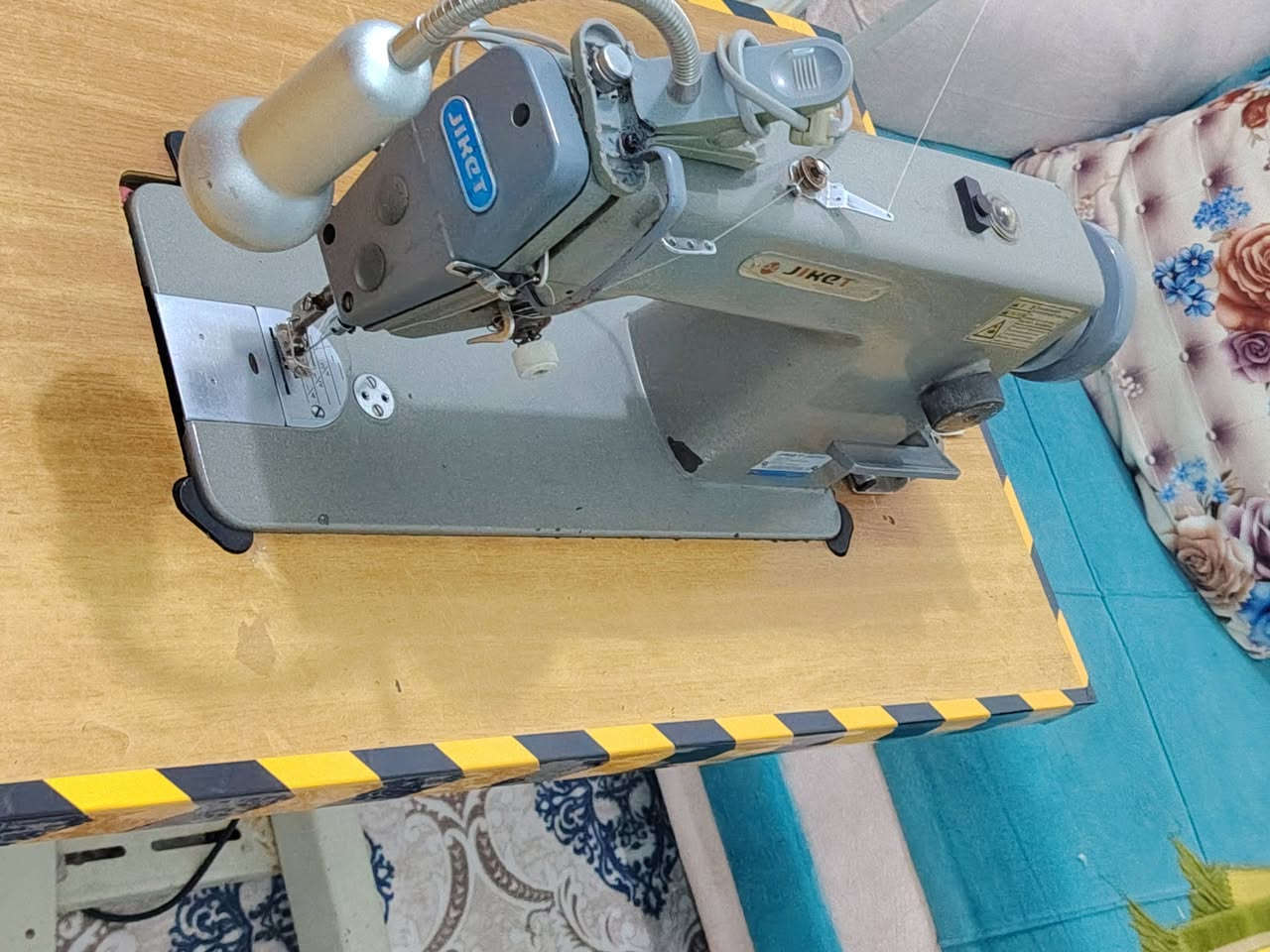 للبيع ماكنة خياطه صناعيه نوع جاك JIKGT نظيفه جدا اخت الجديده ماطوره كاتم أقتصادي مابيه كل نقص ولاضرر وعلى الفحص سعره 250 الف في مركز مدينة الحله حي الزهراء قرب مجسر الأم موبايل ***********
