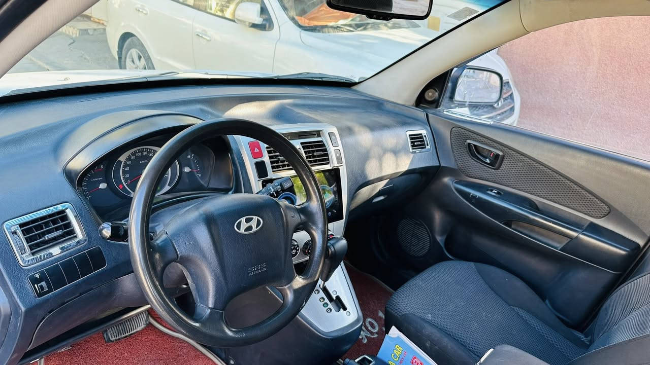 السلام عليكم
توسان 2009 رقم بغداد الجديد مكفولة من الصبغ والتبديل بيها بارد بسيط بالجاملغ الامامي  ماشية 110  حقيقي كير ومحرك ما مفتوح محرك 2000 دوش 
جاهزة السيارة من كلشي مكانها بغداد الدورة السعر 125 وبيها مجال للاتصال ***********
