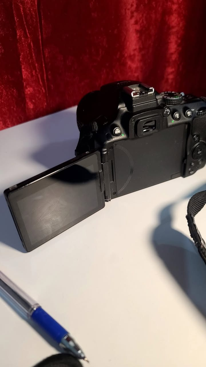 كامره نيكون D5300 📷
شاشه قلاب كامرا جديده لوك الكامره ✅
 رام 16 كيكا مع شاحنه و بطاريه اصليه 🔋
مكاني بغداد حي تونس *********** ☎️
