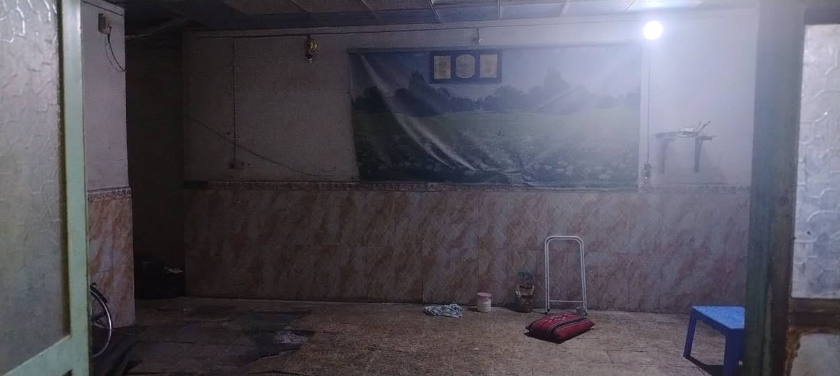 بيت بناء هيكل نضام إيراني طابق اول صاله كبيره واستقبال ومطبخ وتخاريج طابق ثاني ثلاث غرف نضام سويت البيت اساس كونكريت الصقوف شيلمان وصب ١٠ سنتم البيت عوزه ترميم فقط العنوان الجديدة الولئ مقابل مدرسة فلسطين سابقا حاليا مدرسه السدير الابتدائية البيت دولان وحده مساحه من الجوه ١٠ في ١٠ مربع المساحه الكليه ١٠٤ يصلح سكن ويصلح مغزن *********** ابو رضا سعر ٢٠٠
