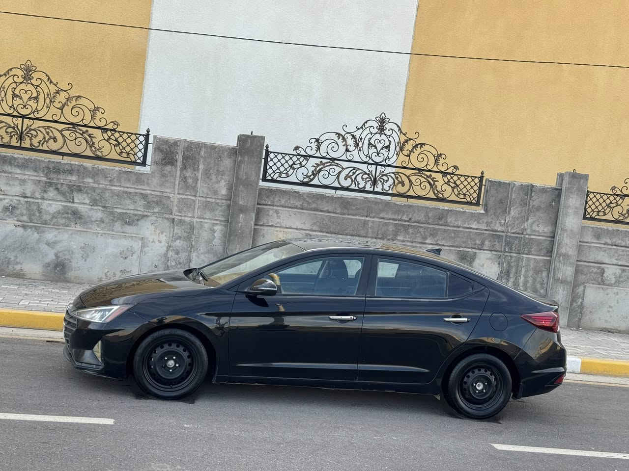 انتره موديل 2019وارد امريكي حادثه جاملق وبنيد بدون دواخل وباقي سياره كفاله من ضربه وتبديل بيه ثلاث قطع كلير فقط وباقي سياره كفاله من ضربه وتبديل بيه وصبق سعره 119وبيه مجال رقم هاتف ***********موصفات سياره شاشه كامره خلفيه مثبت سرعه تحكم استيرن شاير بل مري تدفئه تبريد بل كشنات تدفئه بل ستيرن رادارات بل مري حساسات ماميه خلفيه محرك 2000دوش محرك وكير مكفولات حداديه تخم تاير جديدات مكان سياره كربلاء مكلف بل نشر
