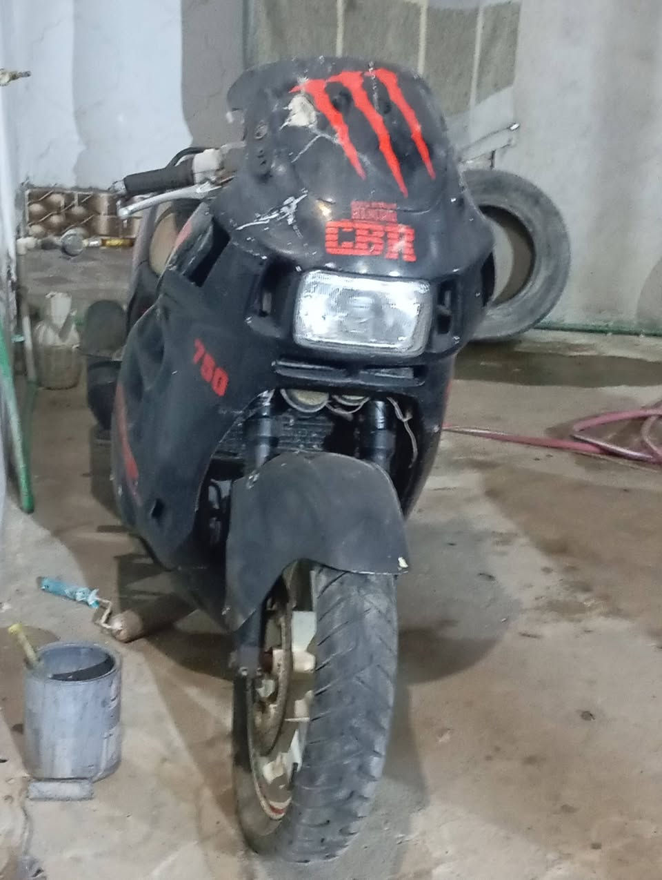 سلام عليكم ورحمه الله وبركاته.  بطح هونداي CBR 750 . SUPER SPORT سيسي(cc)   دراجة رياضية بل كامل وعليها تعديلات رياضية دراجة حلوة و مرتبة تفيد الشباب وبيها شلعة ما تلكاها بغير دراجة  و الصوت رياضي وكلش حلوو الدراجة نظام كابريته 4 بستم . الدراجة معمر نص تعميره الفوك فقط . الدراجة ما بيها اي عطل وشرط تفحص. مجرد الدراجة متروكه صار الها فترة
السعر 6 ورقات وبيها مجال للطيبين 

للاستفسار ***********
واتساب فقط
