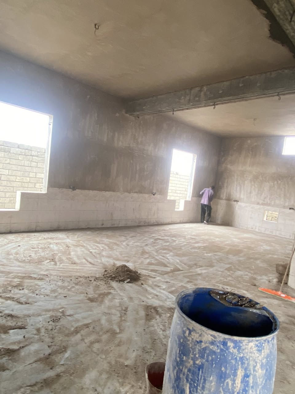 الحمد لله، والصلاة والسلام على رسول الله، وعلى آله وصحبه، أما بعد:

فقد أثنى الله سبحانه على من يعمر مساجده فقال: إِنَّمَا يَعْمُرُ مَسَاجِدَ اللَّهِ مَنْ آمَنَ بِاللَّهِ وَالْيَوْمِ الْآخِرِ وَأَقَامَ الصَّلاةَ وَآتَى الزَّكَاةَ وَلَمْ يَخْشَ إِلَّا اللَّهَ فَعَسَى أُولَئِكَ أَنْ يَكُونُوا مِنَ الْمُهْتَدِينَ. {التوبة:18}.

وإن من عمارة المساجد إقامتها، وترميمها وتعاهدها وصيانتها، ويدخل هذا الفعل أيضا في الصدقة الجارية، ولو كانت المشاركة بمبلغ قليل، ويدل على ذلك ما ورد في الحديث. فعَنْ أَبِي هُرَيْرَةَ قَالَ: قَالَ رَسُولُ اللَّهِ صَلَّى اللَّهُ عَلَيْهِ وَسَلَّمَ: إِنَّ مِمَّا يَلْحَقُ الْمُؤْمِنَ مِنْ عَمَلِهِ وَحَسَنَاتِهِ بَعْدَ مَوْتِهِ عِلْمًا عَلَّمَهُ وَنَشَرَهُ، وَوَلَدًا صَالِحًا تَرَكَهُ، وَمُصْحَفًا وَرَّثَهُ، أَوْ مَسْجِدًا بَنَاهُ، أَوْ بَيْتًا لِابْنِ السَّبِيلِ بَنَاهُ، أَوْ نَهْرًا أَجْرَاهُ، أَوْ صَدَقَةً أَخْرَجَهَا مِنْ مَالِهِ فِي صِحَّتِهِ وَحَيَاتِهِ يَلْحَقُهُ مِنْ بَعْدِ مَوْتِهِ. رواه ابن ماجه وحسنه الألباني.

ومن فضل الإنفاق على المساجد وتعميرها والمساهمة في استمرارها وبنائها ماورد عَنْ النَّبِيِّ صَلَّى اللَّهُ عَلَيْهِ وَسَلَّمَ أَنَّهُ قَالَ: مَنْ بَنَى مَسْجِدًا لِلَّهِ كَمَفْحَصِ قَطَاةٍ أَوْ أَصْغَرَ بَنَى اللَّهُ لَهُ بَيْتًا فِي الْجَنَّةِ. رواه ابن ماجه وصححه الألباني.
واعلمو ان هذه الصدقه هي حصن

 فحصنو أموالكم بالزكاة وداووا مرضاكم بالصدقه نلتمس. من اهل الخير التبرع لكمال ماتبقى من مسجد قباء
للتبرع الاتصال بلرقم التاليه ***********
المسجد بحاجه الئ فراش الارضيه وصبغ وجزاكم الله خير الجزاء 

***********
