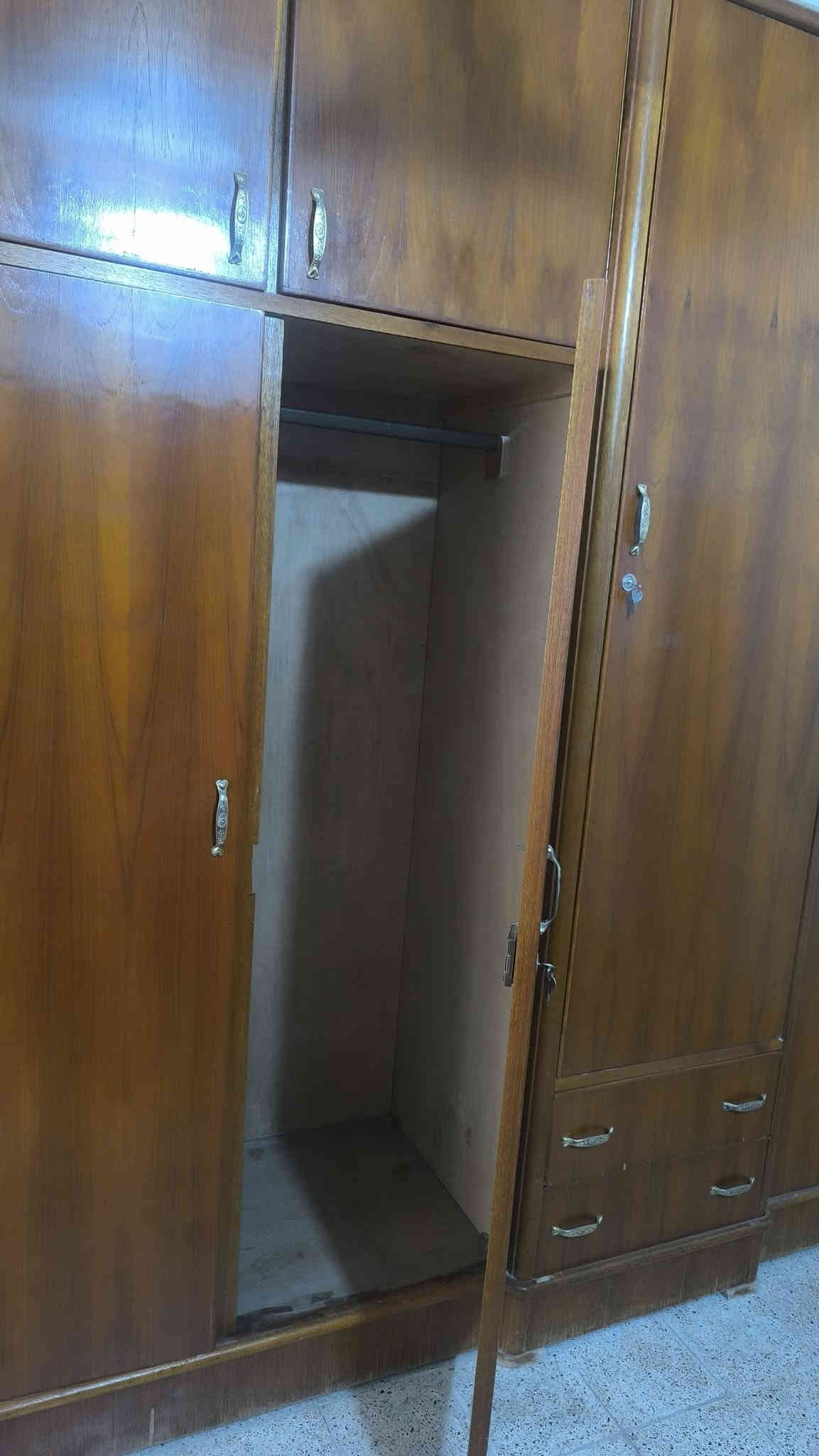 السلام عليكم 
قنصور للبيع 
5 ابواب 
خشب ماليزي ثقيل
العنوان : موصل /الأيمن 
السعر 450 الف 
للاستفسار : ***********
