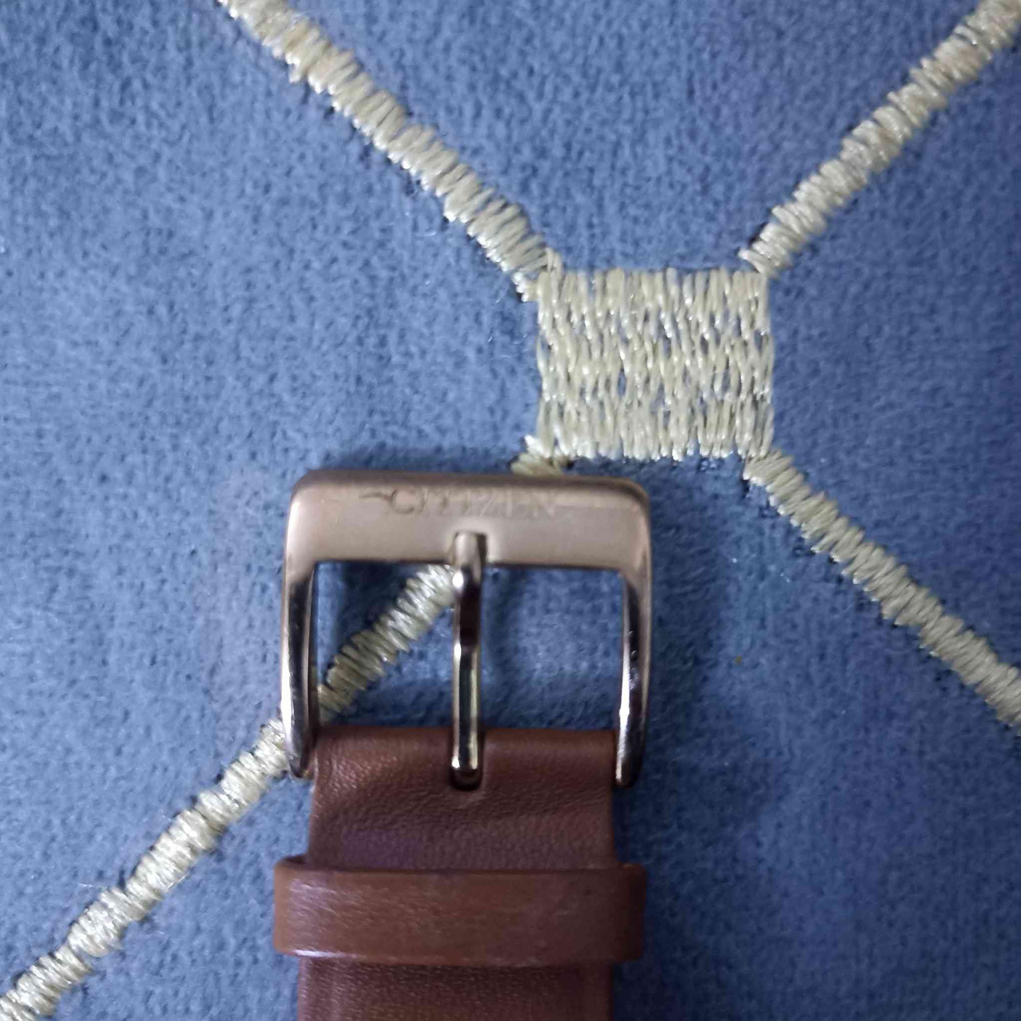 للبيع ساعة سيتيزن (Citizen) موديل BE9173-07X الرجالية، بتصميم كلاسيكي فاخر
الهيكل ستانلس ستيل مطلي باللون الذهبي الوردي

السير جلد طبيعي بلون بني اصلي مختم 

أصدرت عام 1990 يونيو

والرقم التسلسلي موجود

ماكنه كوارتز مامفتوحه اصليه 

السعر أعلى سعر ابيع

التواصل ***********
