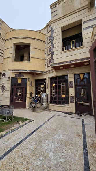 للبيع 
في الفلوجه  الجغيفي الثانيه/ مجمع الشيخ توفيق

المساحه 250م  

الواجه حجر  و السطح طابقين شتايكر

مكون من 4 غرف نوم ثنين جوا وفنين فوك 

ويوانيه وهول وصاله 

سعر البيت 235 مليون و بي مجال

رقم الهاتف.    ***********
