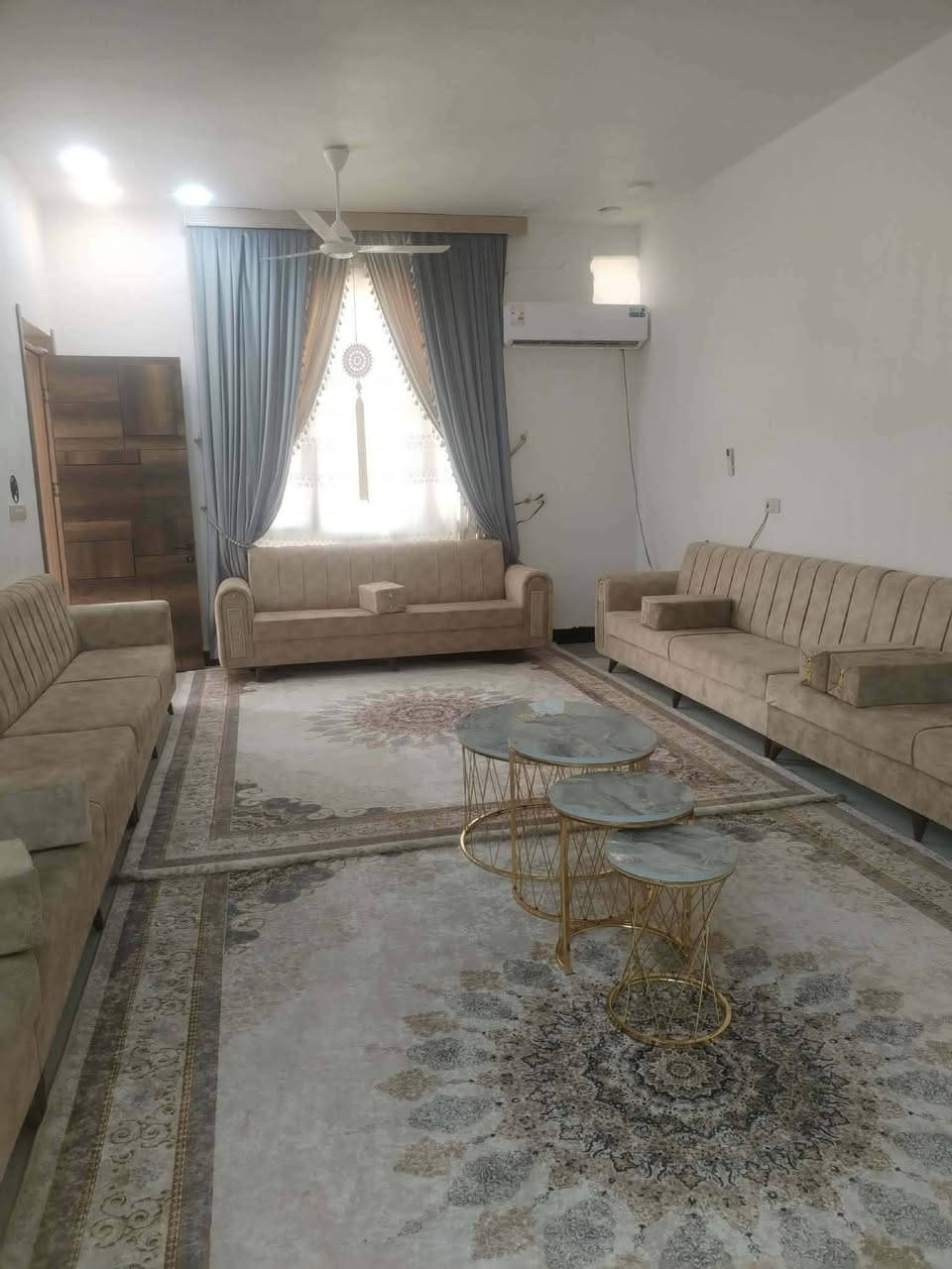 السلام عليكم
دار للبيع المساحه 360 طابو زراعي سند 25 
يتكون من غرف عدد 2 وصاله كبيره 
ومطبخ حار وبارد مع إستقبال كبير 
ومجمع صحيات داخليه وخارجيه وحديقه واسعه 
وكراج كبير علما أن الدار يتكون من طابقين الطابق الثاني هيكل ويتوفر جميع الخدمات ماء. كهرباء. مجاري. المكان حي الحوراء قرب حسينيه عبد الاخضير. 
الاستفسار. ***********. ***********.
