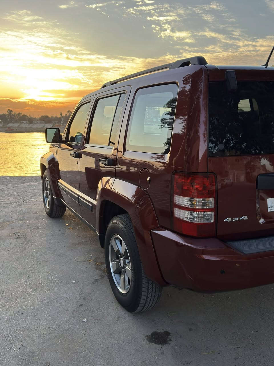 السلام  عليكم  عندي  جيب  لبيرتي  موديل 2008  امريكي  حادثه  دعاميه اماميه فقط  بدون ايرباك  ماشيه 74 الف  حقيقي  سياره على  البلاد  مواصفاته   سلايت  كروز سرعه  فور ويل  مكينه 3700 بروجكتر  كراسي  جدد مالته حساسات خلفيه  حساس  اطارات  سونار ماله  موجود مرفق مع الصور  بيه صبغ او كلير  لان سونار  ماله  جديد مسويه اله وبالسونار يطلع  صبغ  بس خط مال اميركه على بدي  ما ملعوب  بيه  بعده على بيه  نواقص   بنيد جارد    راديتر التبريد الاماميه  بيه  ليك باقي سياره  على  بلاده  سعره 105  وبيه  مجال  بسيط  اي استفسار هذا  رقمي ***********
