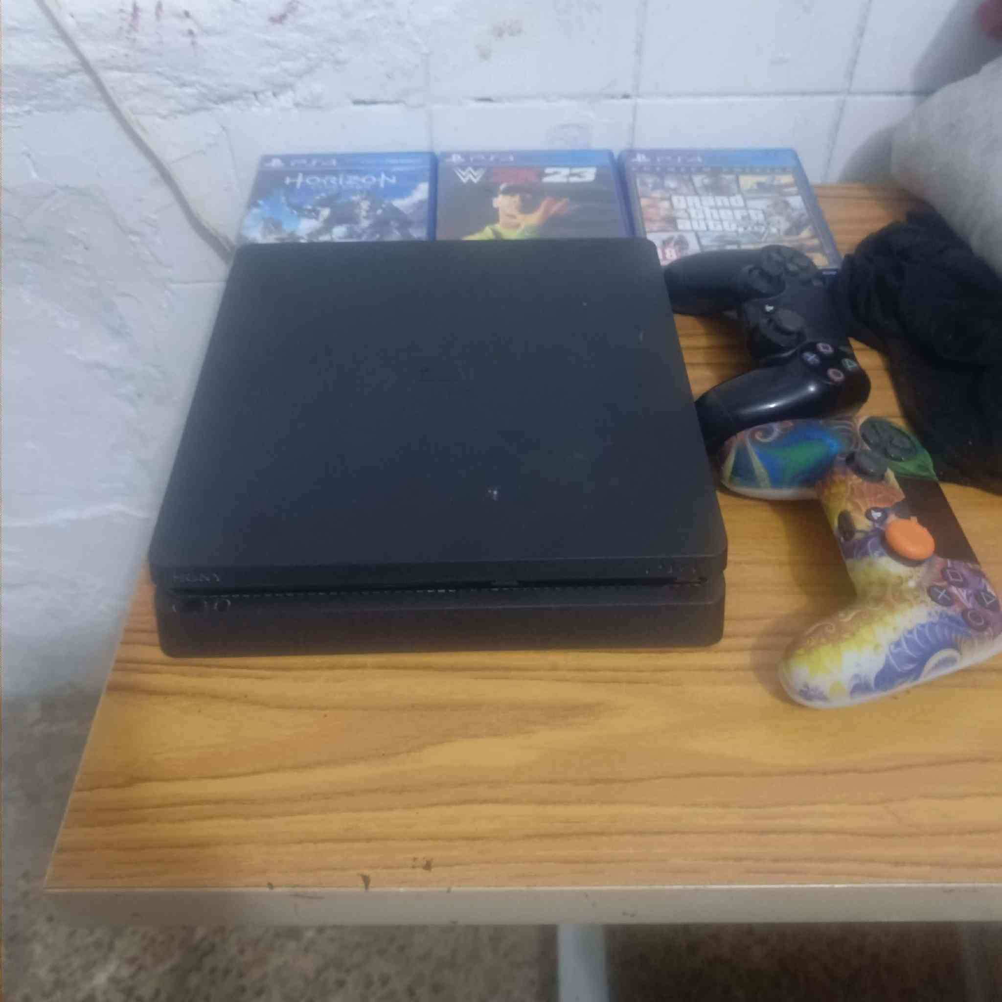 بلي فور سلم وربي للبيع ياتي معاه جميع ملحقاته يادي معاه ثنين يدات نضيفات وكل كيبلاتة ويأتي معاه ثلاث اقراص  wwe2023 جي تي اي و البلي كامل نظيف وبي العاب مخزونه ومعاه كارت حساب السعر 225 ألف وبي مجال للستفسار مراسله واتساب *********** مكان دوره ابو دشير
