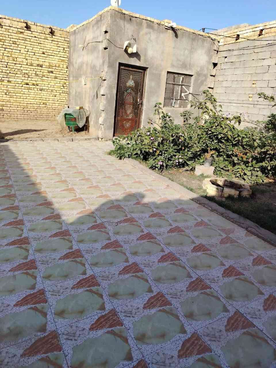 بيت زراعي المساحه 200 بي وصل بلديه كافة الخدمات موجوده غرفتين وصاله ومطبخ بس الاستقبال ماكامله مكانه ناصريه منطقة السبل الثانيه السعر 58 وبي مجال قليل *********** بي واتساب
