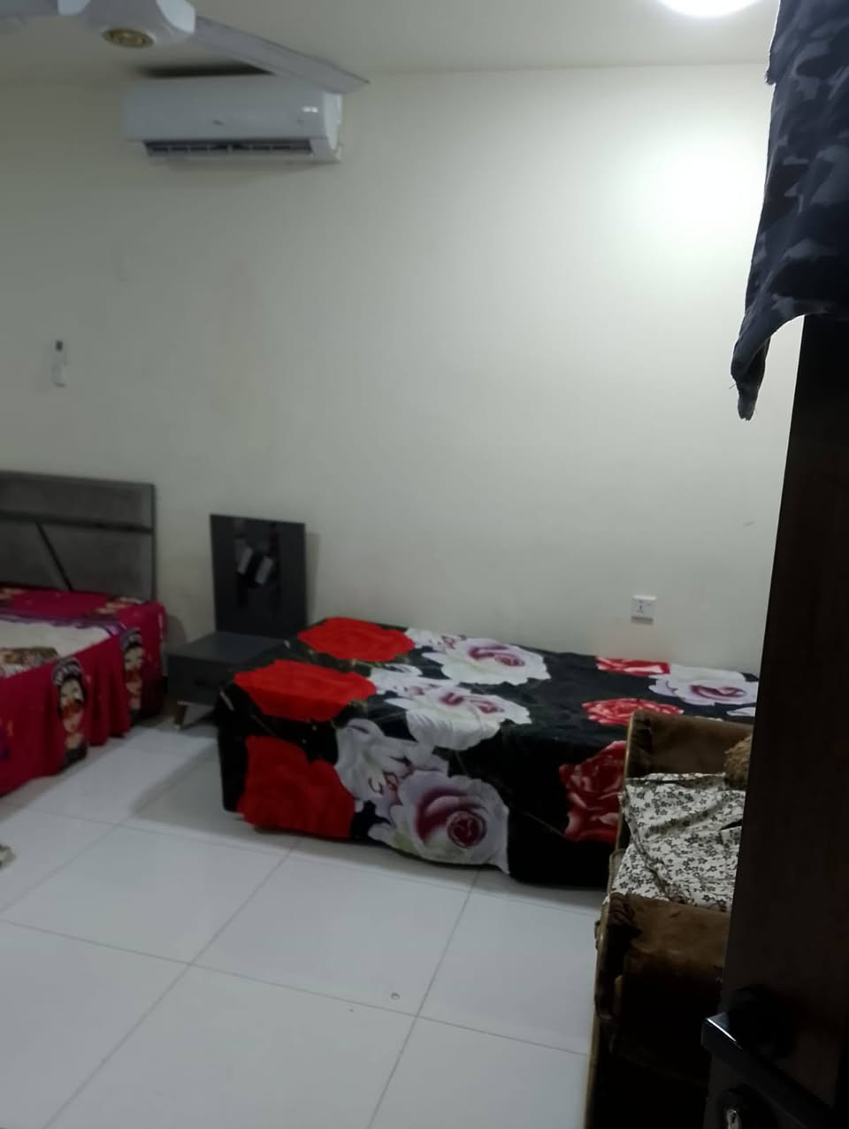 بيت للبيع 
المساحة ١٣٦ م 
الواجهة ٧ أمتار 
البيت طابقين 
يحتوي على استقبال وغرفة نوم وصالة وخدمات ومطبخ ومنور عدد ٢ وطارمة كبيرة 
الطابق الثاني يحتوي على مطبخ وغرفة نوم عدد ٢ وصالة وخدمات كاملة ولوندري صغير 
عنوان البيت حي تونس آفاق عربية البيت زراعي سند ٢٥ فرع علي أبو الانشائية قرب جامع القرآن الكريم يعني يم السكني.
البيت بناء حديث ع ايدنا كلة للاستفسار أكثر 
*********** 
أو 
‏‪***********‬‏ بغداد, العراق
