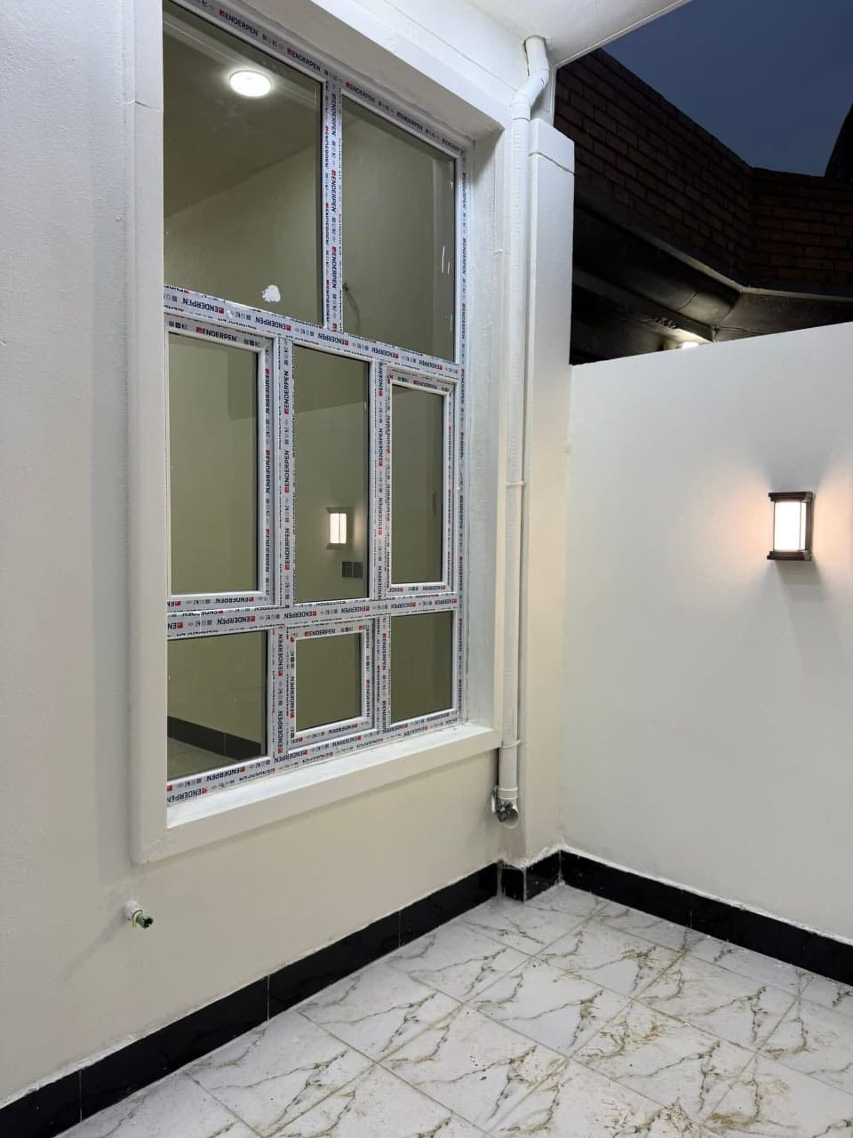 السلام عليكم بيت طابو صرف حي الحسناوي مساحة 130 متر بناء طابوق درجة اولى حديث مامنزول غرفة وصاله واستقبال ومطبخ ومجمع صحيات داخليه وخارجيه مسحوب عليه مبادره السعر 59وبي مجال بسيط علما سعر البيت قبل المبادره 85
رقم الهاتف ***********
