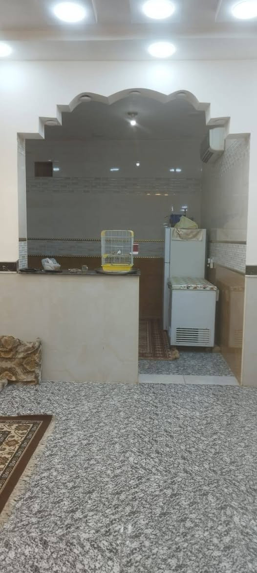 دار للبيع مساحة ٢٥٠ منطقة حجي حسن الثانية الجمعيات ربع سايدات بيه استقبال غرفتين وصحيات 2  صاله ومطبخ بيت مرتب وحلو إتصال ***********
