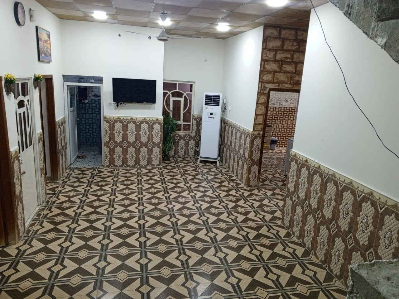 بيت للبيع بصره شط العرب كباسي شارع بيت صيهود بي قرفتين او هول او ستقبال او حمامات داخلي او خارجي منور بي او متى واره البيت متروك او متر كدام البيت المساحه 240 الواجهيه ماملبوخه سعره 125مليون ***********رقم صاحب البيت بي وات ساب البصرة, العراق
