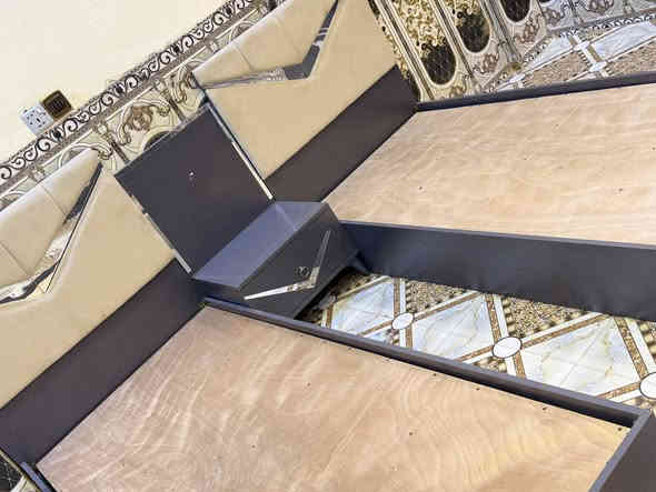 للبيع غرفة نوم تركي 
شبابيه سريرين منفصل 
ويرهم متصل نفرين 
اخت جديده 
مابيه لو جكه 
السعر 450 وبيها مجال 
مناسبه ونضيفه كلش 
ملحقاته سريرين + كنتور كبير 
ميز مرايه 
ميز بصف جربايه 
العنوان رمادي تاميم شارع المشاتل 
***********
