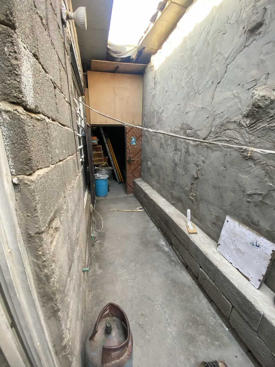 سلام عليكم بيت بزعفرانيه شارع لكهرباء مقابيل مكوى لامير 200 متر بناء جديد سعر 21 وبي مجال قليل ‭0774 057 9573‬
