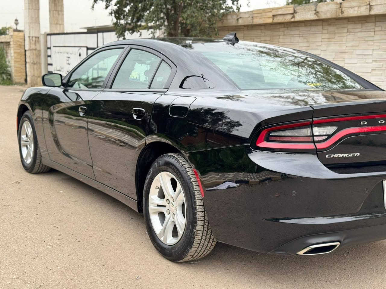 السلام وعليكم دوج جارجر موديل ٢٠٢٣ النداء الأخير  سياره جديده وبعد احله من الصور دخول جديد السياره كفاله عامه من الضربه والتبديل والفتح والبارد عدا الدعاميه اماميه مبدله 
وارد أمريكي حادث دعاميه اماميه فقط 
ورصعه بصيطه بلباب الخلفي  رقم بغداد باسمي 
بصمه + بصمه أبواب + كشنات مخمل 
كشن كهرباء + كشن خلفي تدفئه + تشغيل عن بعد + حساسات امامي + حساسات خلفي + كامير دواره  شاشه جبيره +اتحكمات ستيرن + ابل كار بلي +باقي مواصفات المعروفه sxt 
ماشيه 24  ميل 
الكراده قبل جسر المعلق 
***********
