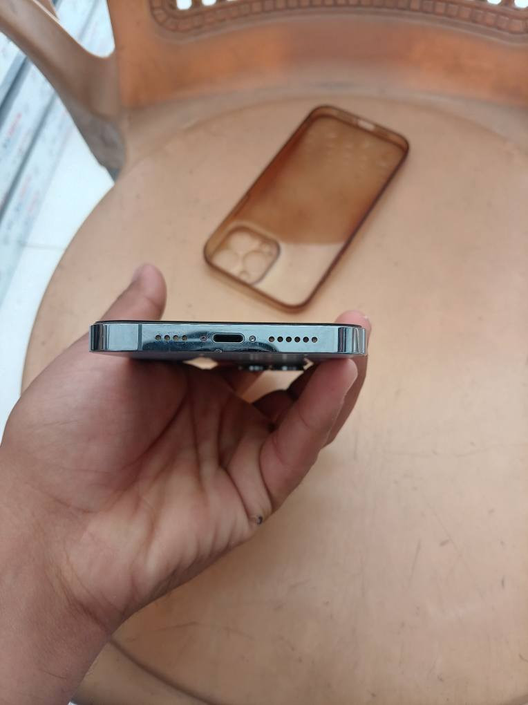 السلام عليكم ايفون 13 برو ماكس ذاكرة 128  بطارية 76  شاشة بيهة خط بس شغال اللمس  سعرة 450 الف ***********
