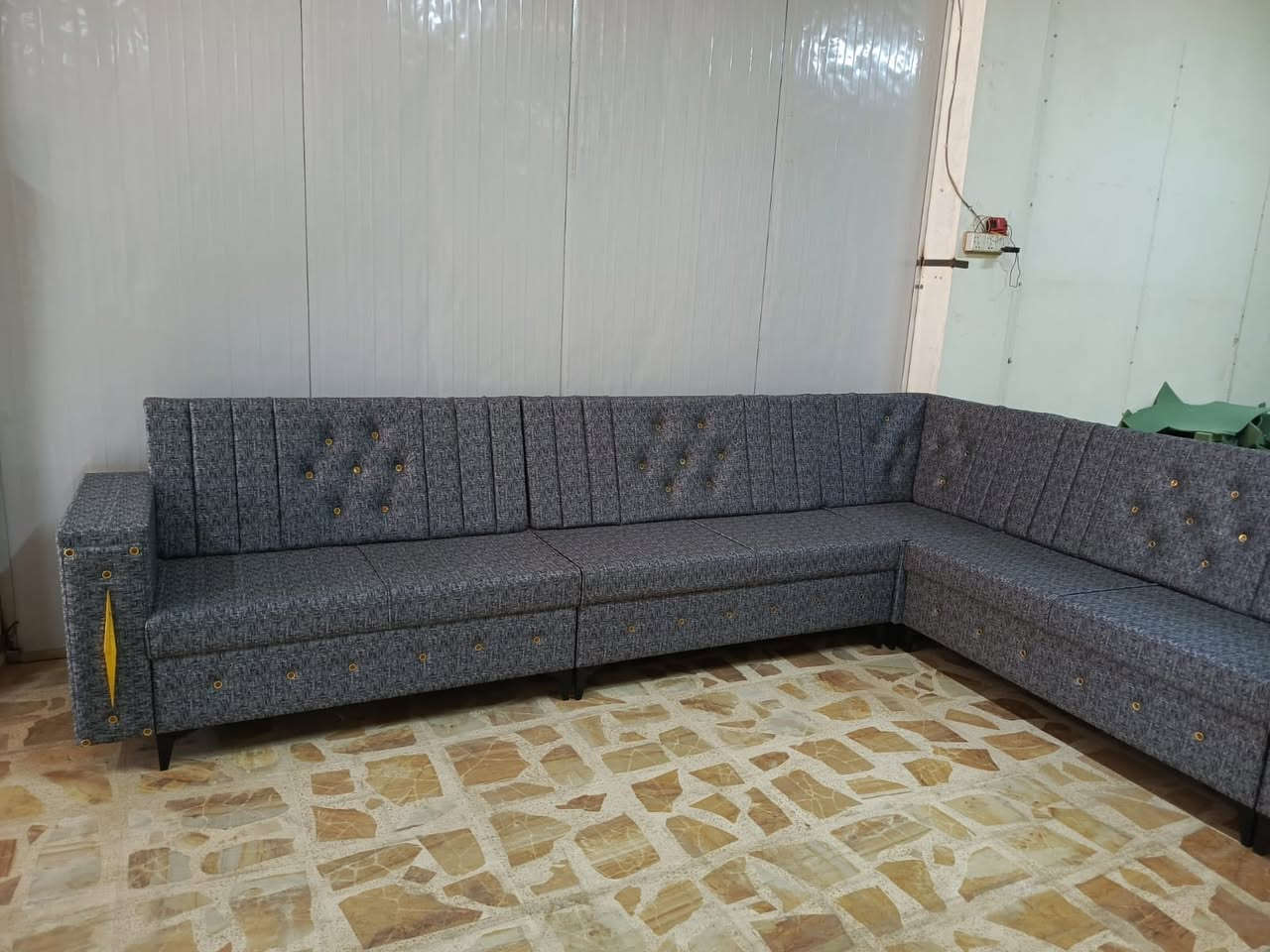 معمل نجاره ودوشمه زيد الجوزه العنوان سامراء حي الزراعه من يم فندق العزاوي  ***********
