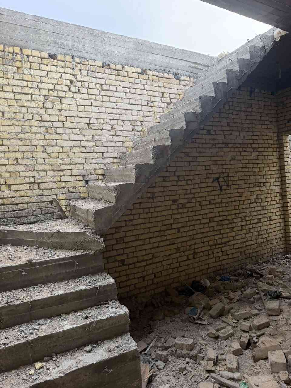 للبيع هيكل مسقف المساحه ١٥٠ متر منطقة حي العسكري يتكون من غرفه نوم وبراني وصاله ومطبخ وصحيات يمكن سحب اسكان عليه السعر خاص ***********
