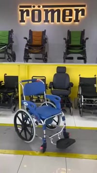 📢📢📢📢🧑‍🦽 🧑‍🦽 🧑‍🦽 🧑‍🦽 كرسي حمام المنيوم اطارات كبيرة الجوانب تفتح المكان...