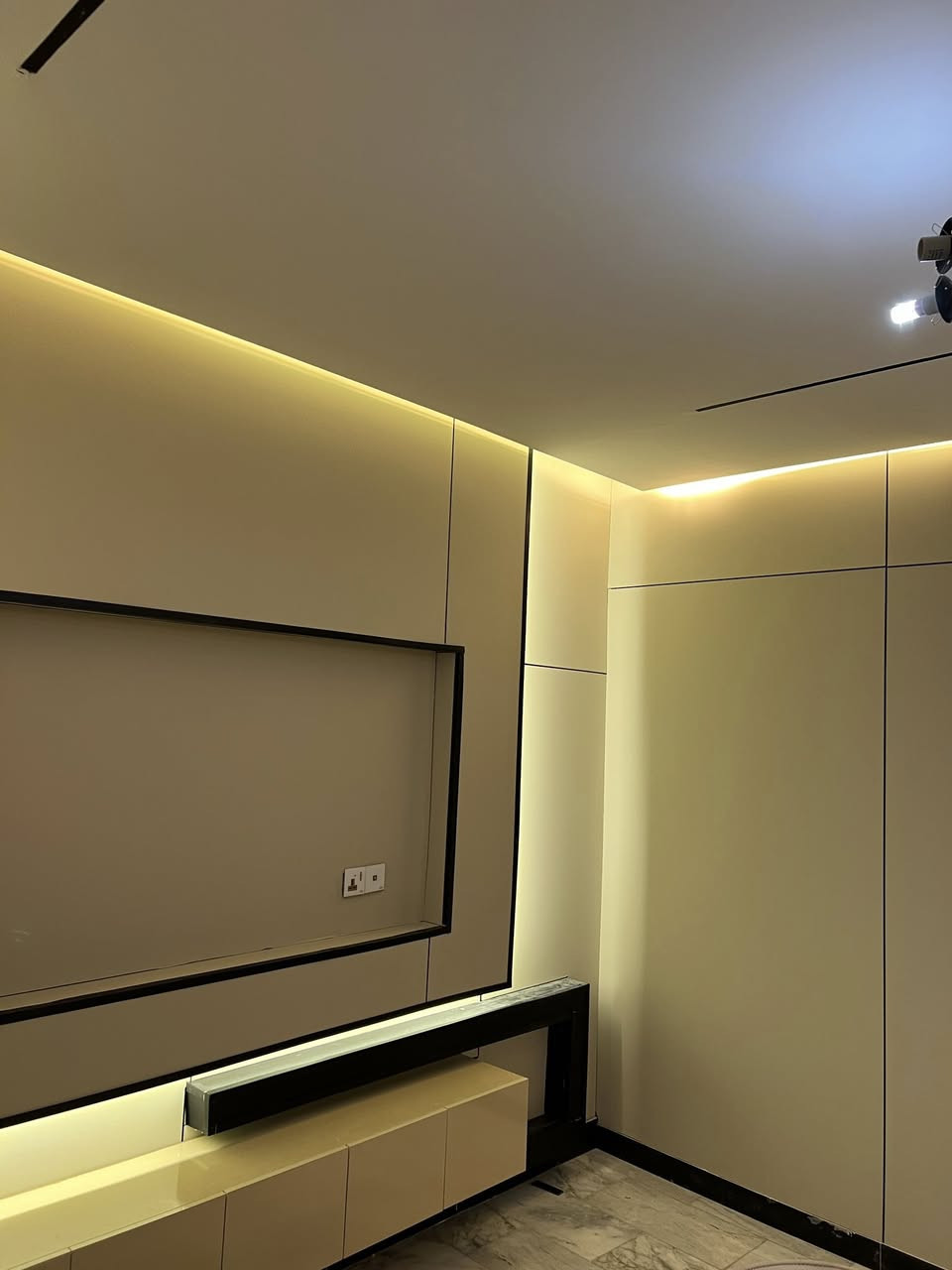 اعمالنا للديكورات الداخليه 
١.جبس بورد 
٢.  اصباغ داخليه وخارجيه (لجميع شركات )
٣.  تغليف بديل الشيبورد وبديل الرخام وبديل الخشب 
٤.تصليح وتنعيم الجدران 
٥.سحبات ولوحات بورك  فوم   

كل مايخص ديكور داخلي متوفر لدينا وأعمالنا داخل الصفحه صور وفيديوهات 

مكان /  واسط  كوت 

 تواصل   
*********** اتصال فقط 

*********** واتساب فقط 

او مراسله الصفحه 

وأحنه بخدمتكم ان شاءالله
