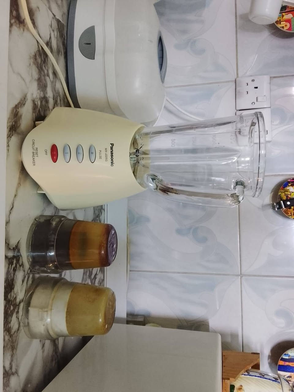 خلاط بنسونك اصلي كلش نضيف شخط مابيه صالة ٣٠ سنة عدنة واكثر شي جنة نستعملة بلطاحونات الزغار للبهارات وطحن الهيل وللستفسار موجود وتساب ***********
