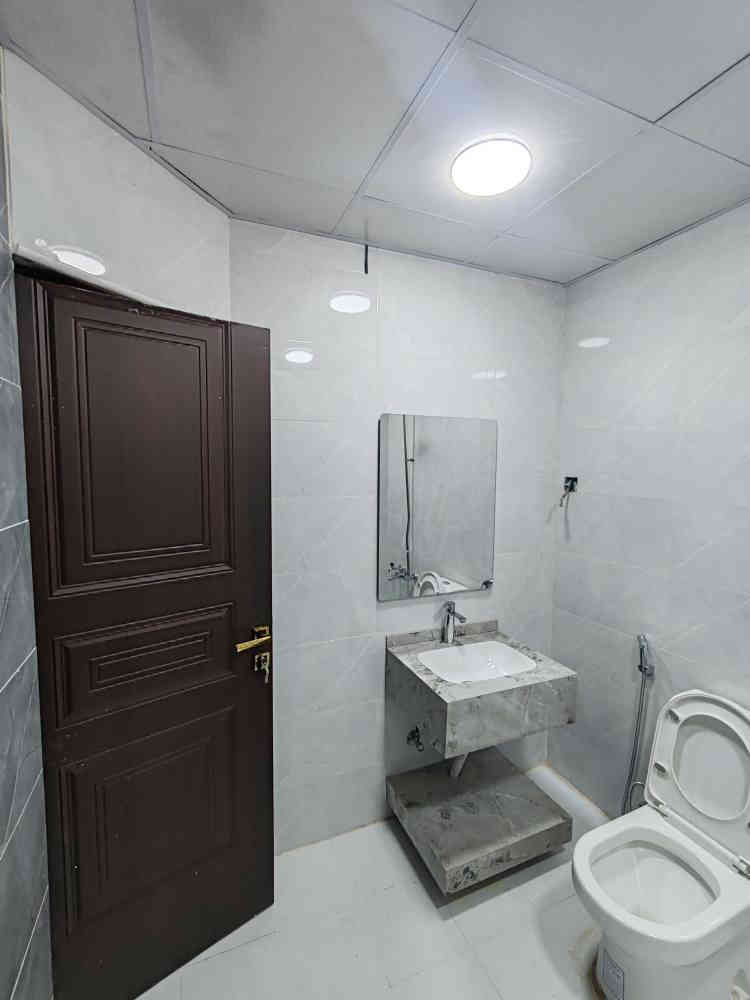 دار للبيع المساحه ١٢٥م واجه ٨.٥م الاعظمية قرب جامع الصديق شارع عريض مع رصيف قريب على جميع الخدمات يحتوي على أربع غرف نوم مع حمامين مع كراج السعر ٥٦٥مليون للاستفسار مكتب الشمم الهندسي للمقاولات والاستثمار العقاري *********** *********** بغداد
