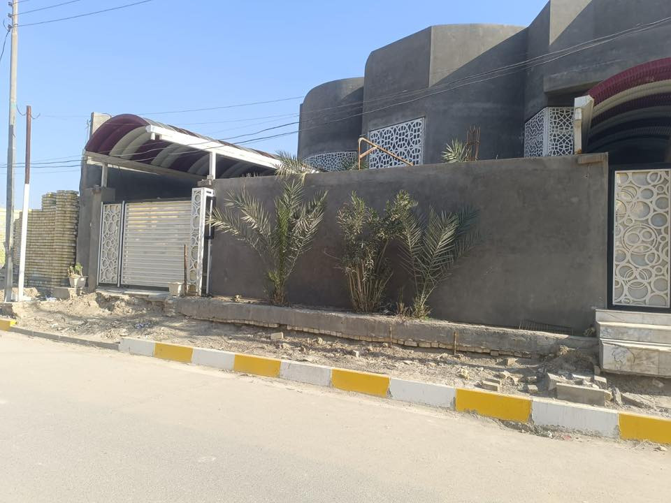 السلام عليكم ورحمة الله وبركاته بيت للبيع سوق الشيوخ حي الزهراء ( خنيطله) المساحه 300 واجه 15 نزال 20 شارع 15 متر الشارع مقابل البطاقه الوطنيه والجوازات ثاني بيت بعد الساحه السعر على الخاص تلفون *********** موجود واتساب
