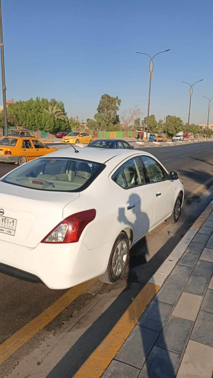 السلام عليكم 
نيسان سني ٢٠٢٠ 
السياره جديده استخدام قليل كلش 
مكينه كير تبريد كله شركه بلادي مملعوب بي 
صدر خير من الله تخم تاير كوري جديد  دوشمه جلد كاعيه جلد تحكم ستيرن اواكس يو اس بي 
السياره مامتعوبه ماشيه ٧٦ وقابله للزياده 
مواصفات النيسان معروفه بليته زركه  
بيه صبغ باب عكس السايق شخط مو ضربه قويه وبارد بلباب الخلفي الباقي كفاله 
السعر ١٠٠ وبيه مجال مكاني الزعفرانيه 
***********
