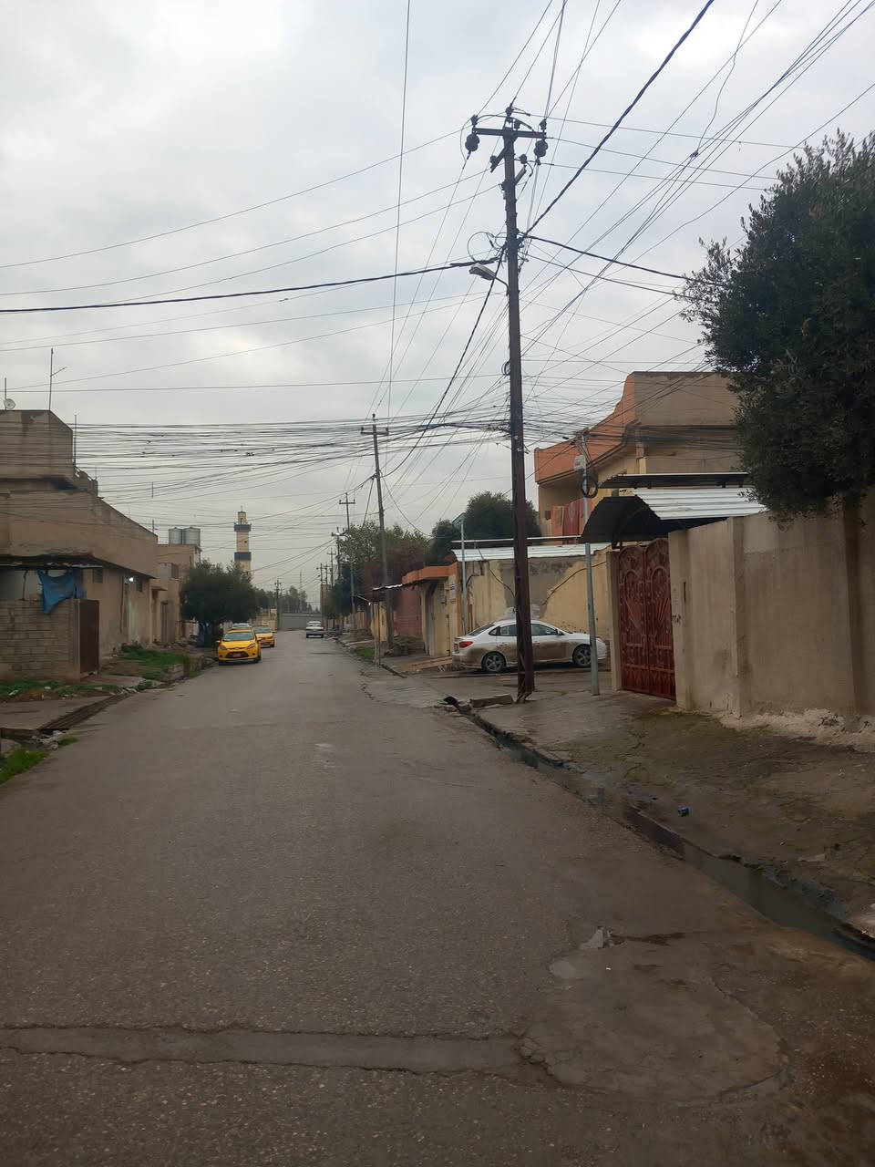 السلام عليكم دار للبيع في حي الوحدة قرب مجسر الميثاق وجامع المحسن مساحة الدار ٢٣٤متر يتكون الدار الطابق الاول استقبال ومطبخ وهول وغرفتين نوم وصحيات 
الطابق الثاني اربع غرف نوم وصحيات وبلكونة قريب من كل وسائل النقل والخدمات من اسواق ومولات البيت محدث سنة ٢٠١٩  للاستفسار الاتصال 
***********
او مراسلة الصفحة
