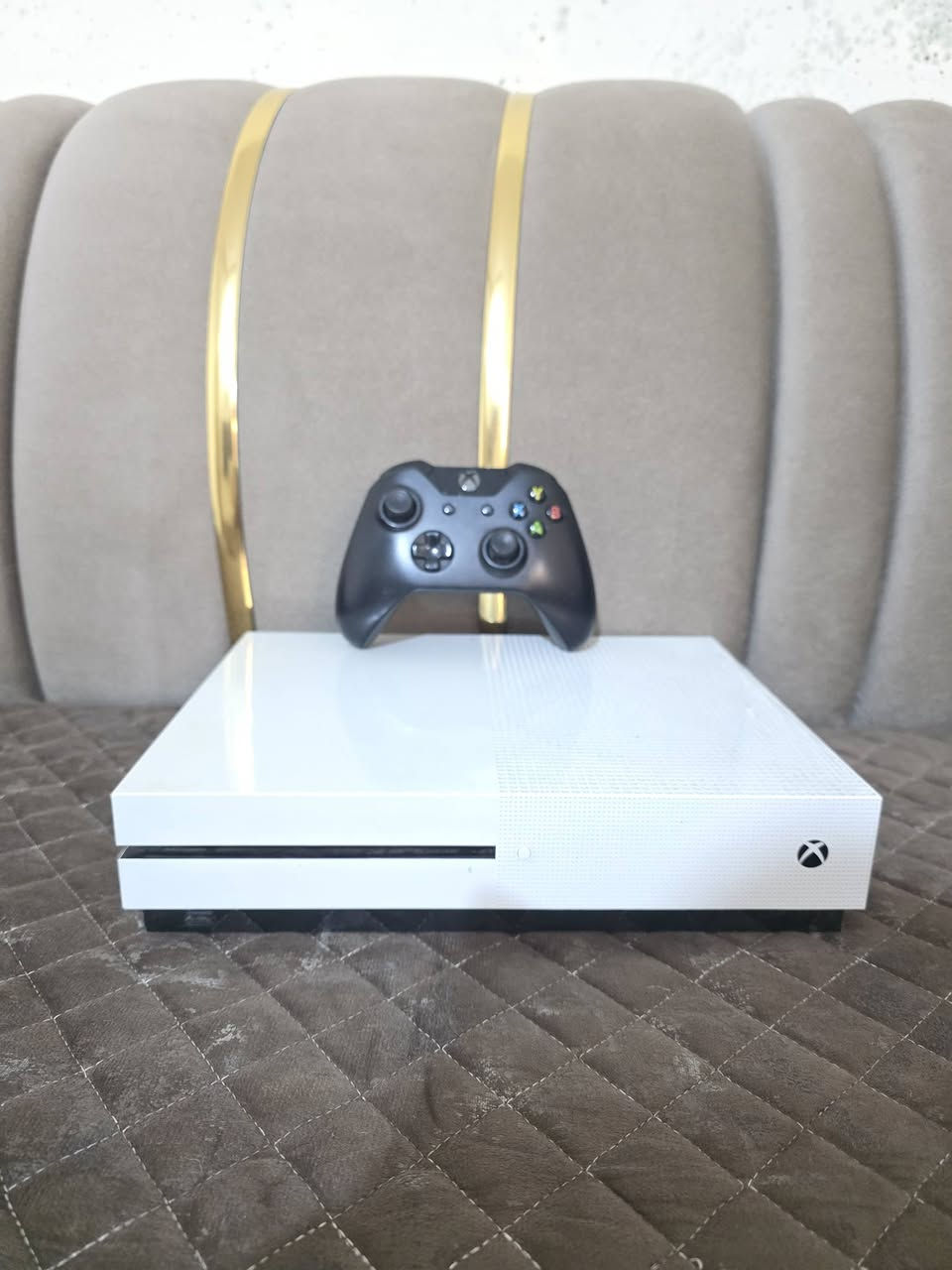 اكس بوكس ون اس مامفتوح لوك ستيكر حيل حيل نظيف ذاكرة 500كيكا مع جوستك بلادي شرط الفحص والضمان جهاز راحت بالك السعر 165وبي مجال توصيل جميع المحافظات متوفر ***********
