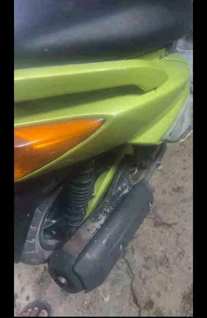 دراجة نارية بلون أخضر لامع، مناسبة للتنقل داخل المدينة. تتميز بتصميم حديث وعملي. الدراجة في حالة جيدة وتعمل بكفاءة عالية.