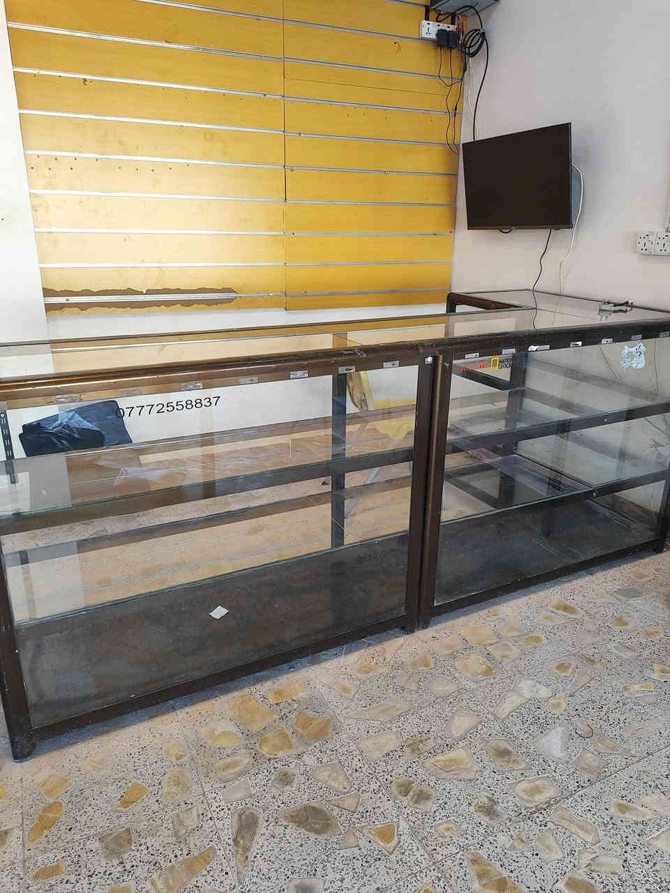 عارضه المنيوم جام تتكون من 3 خانات // السعر 150 الف باب أول ثقيل درجة اولى ونضيفه جداً
مع لوح تعليك 8 ثمن قطع تركيب // السعر 100 الف 

مع هوكات تعليك مال لوحات العدد 125 سعر الهوكات 3بألف

العنوان // البصره تنومه صالحيه
رقم الهاتف ***********
